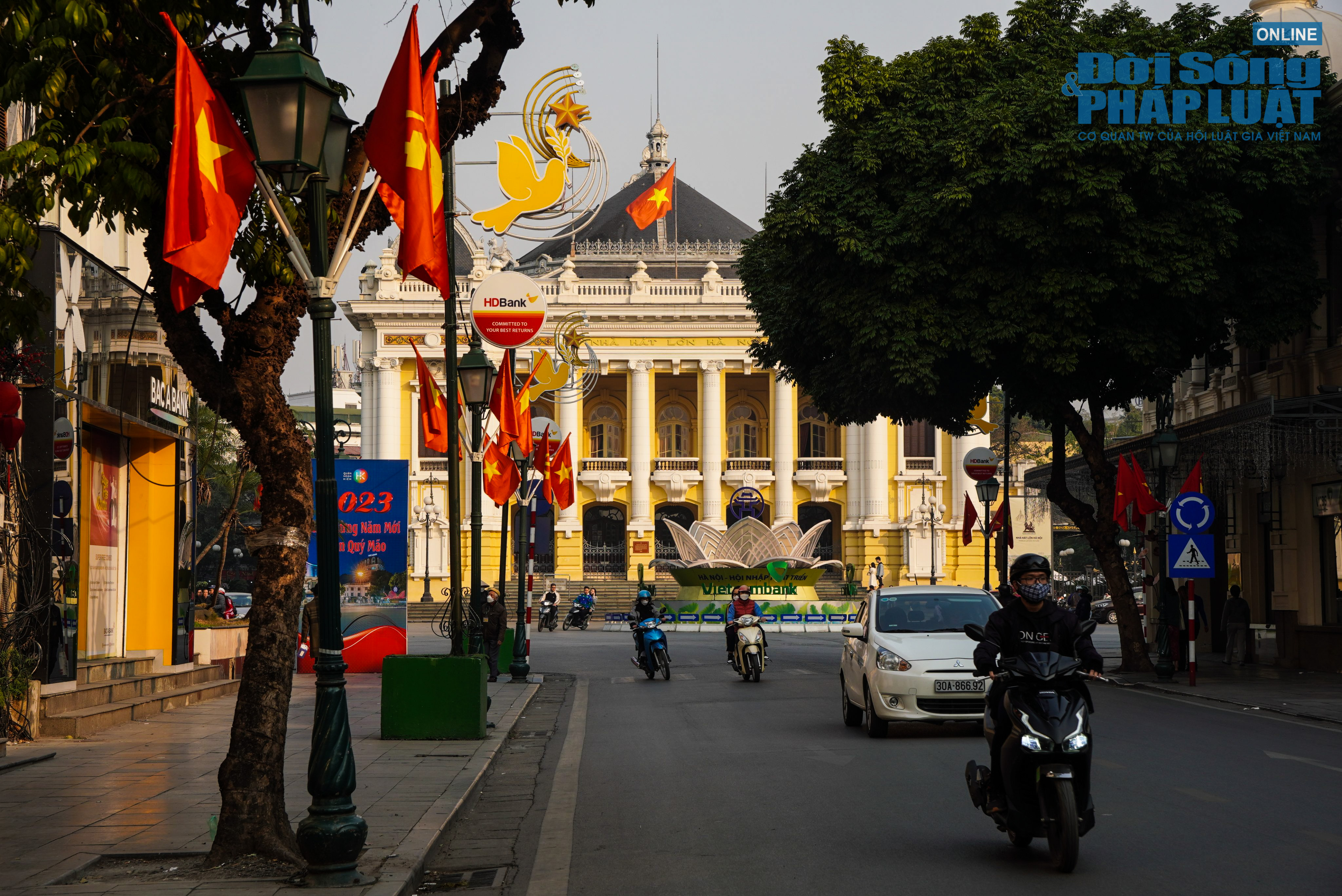 ha noi duong pho ngap tran sac do nhan ngay ki niem 93 nam thanh lap dang 6 ha noi duong pho ngap tran sac do nhan ngay ki niem 93 nam thanh lap dang 6