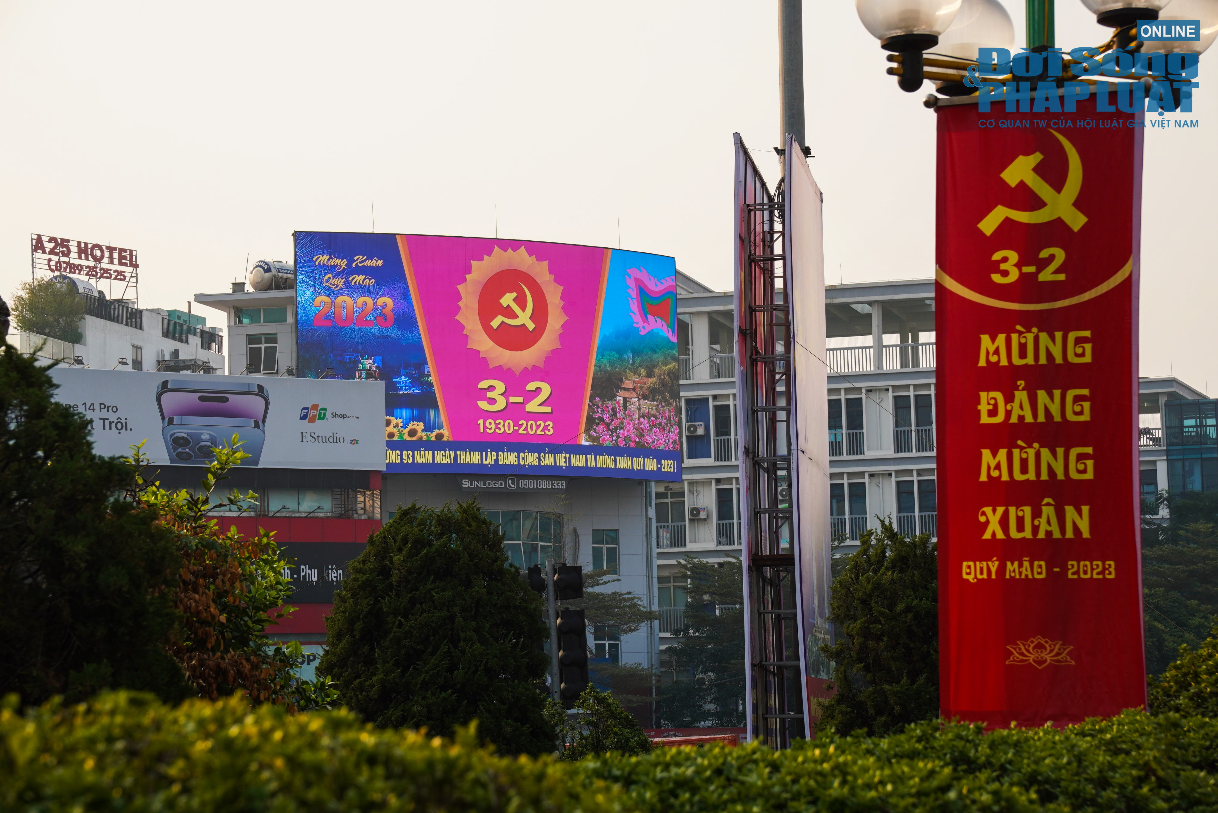 ha noi duong pho ngap tran sac do nhan ngay ki niem 93 nam thanh lap dang 8 ha noi duong pho ngap tran sac do nhan ngay ki niem 93 nam thanh lap dang 8