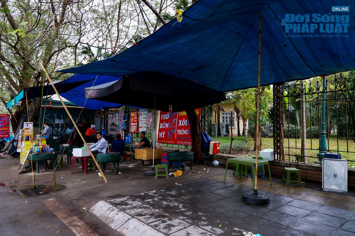 ha noi cong vien cau giay nhech nhac sau khi go rao 20