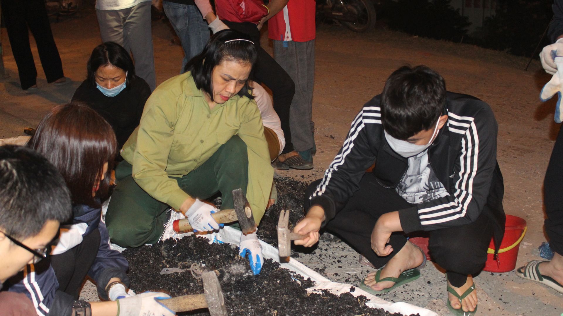 nguoi dan ong can man sua chua duong pho moi dem2 nguoi dan ong can man sua chua duong pho moi dem2