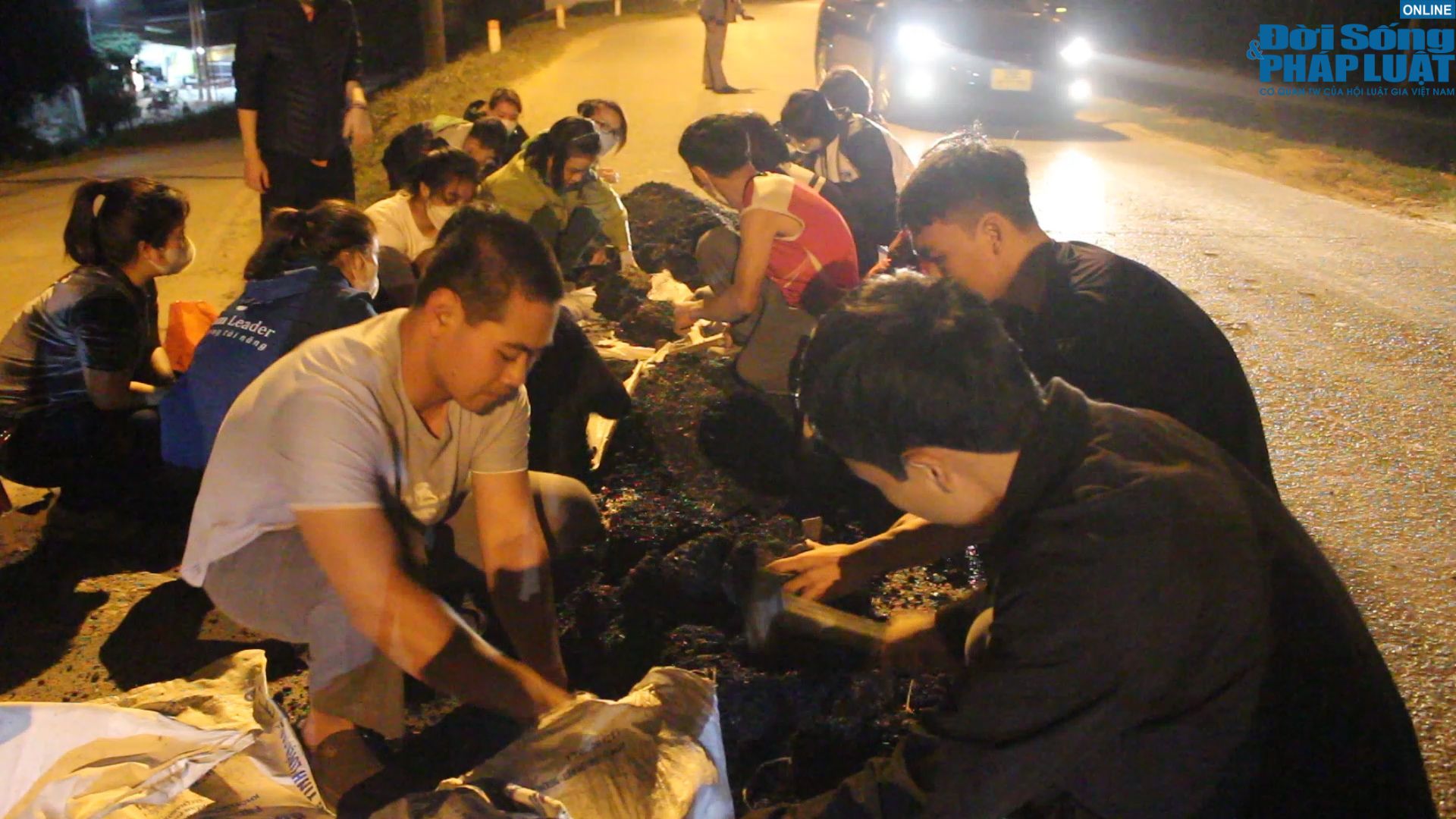 nguoi dan ong can man sua chua duong pho moi demb nguoi dan ong can man sua chua duong pho moi demb