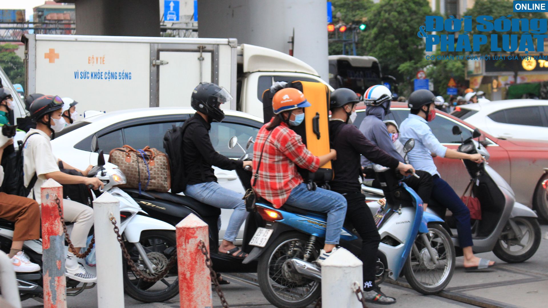 ha noi nguoi dan chen chuc nhau ve que trong dip nghi le 30 4 1 56 ha noi nguoi dan chen chuc nhau ve que trong dip nghi le 30 4 1 56