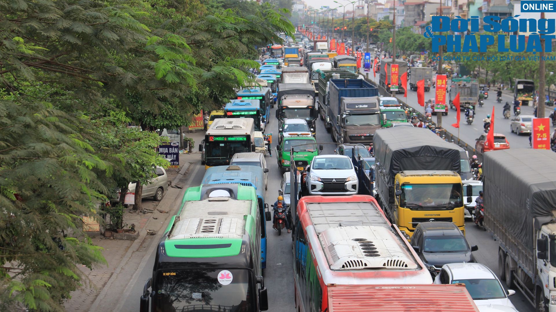 ha noi nguoi dan chen chuc nhau ve que trong dip nghi le 30 4 1 59 ha noi nguoi dan chen chuc nhau ve que trong dip nghi le 30 4 1 59