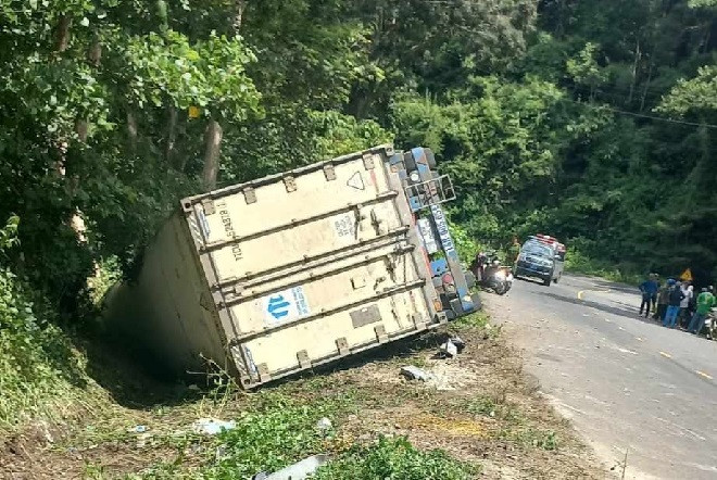 binh thuan vao cua gap xe container lat nghieng tai xe tu vong tai cho binh thuan vao cua gap xe container lat nghieng tai xe tu vong tai cho