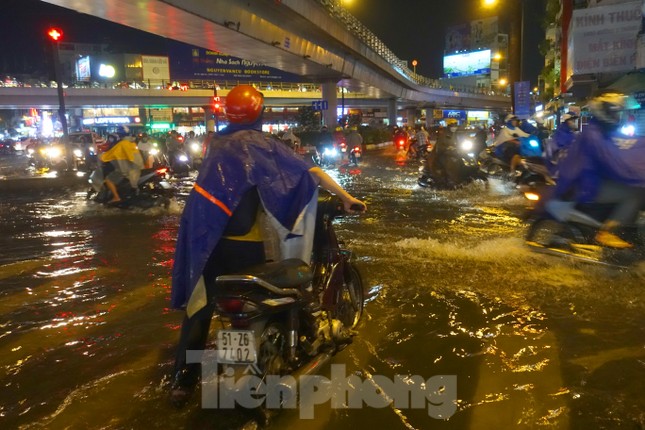 cay do duong pho ngap nuoc sau con mua lon o tphcm 14 cay do duong pho ngap nuoc sau con mua lon o tphcm 14