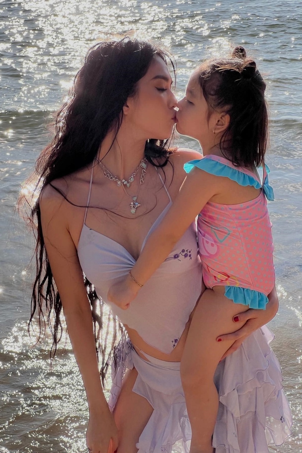 ngoc trinh va chau gai ngoc trinh va chau gai