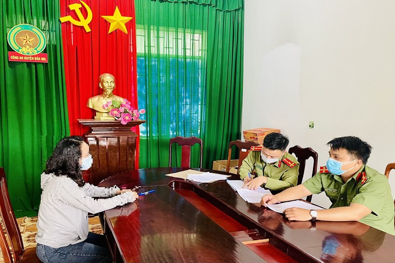 1 phu nu bi xu phat vi xuc pham luc luong chong dich