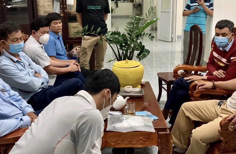 voi tai xe cho xang dau nop gan 160 trieu dong 2 can bo quan ly thi truong bi bat voi tai xe cho xang dau nop gan 160 trieu dong 2 can bo quan ly thi truong bi bat