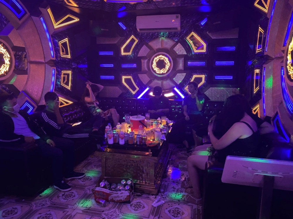 hai phong quan karaoke hoat dong thau dem dieu nhan vien tiep khach giua dich hai phong quan karaoke hoat dong thau dem dieu nhan vien tiep khach giua dich