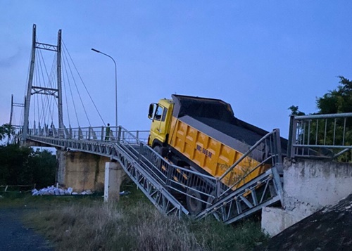 sap cau do xe tai cho vuot tai trong gan 10 lan