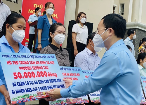 tp thu duc ra quan 2 000 nguoi ve co so chong dich phat tui an sinh cho gia dinh f0