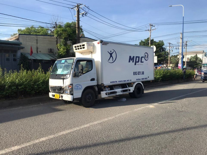 va cham voi xe tai o nga tu tu than me chong tu vong tai cho con dau bi thuong nang va cham voi xe tai o nga tu tu than me chong tu vong tai cho con dau bi thuong nang