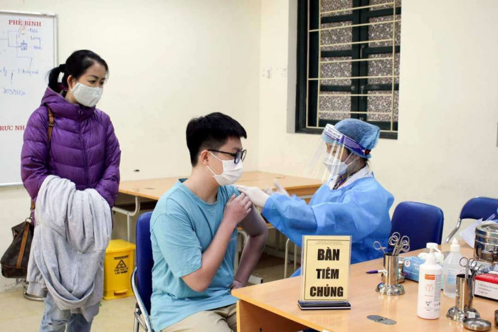 ha noi tam ngung tiem cho hoc sinh cap 2 cho chi dao cua bo y te ve 2 lo vaccine pfizer gia han