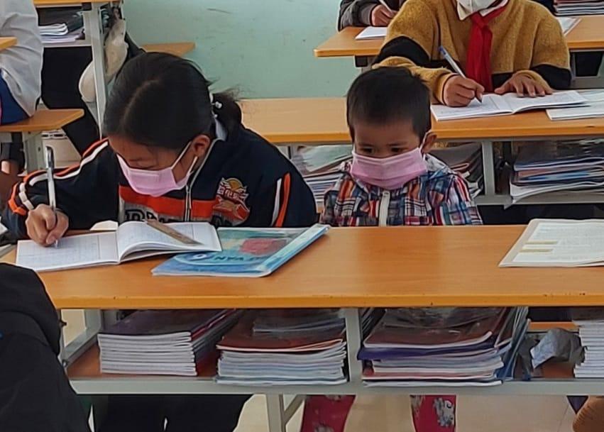 xuc dong cau chuyen nu sinh lop 6 cong em nho den truong cung ngoi trong lop hoc bai dspl 1