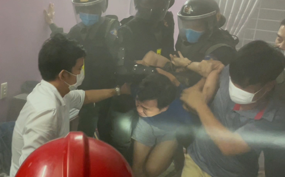 om binh xang doa dot nha tu thieu vi xin 350 dong bat thanh om binh xang doa dot nha tu thieu vi xin 350 dong bat thanh
