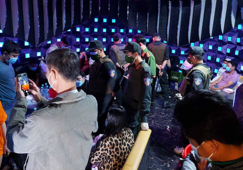 phat hien 20 thanh nien bay lac cung voi f0 trong quan karaoke phat hien 20 thanh nien bay lac cung voi f0 trong quan karaoke