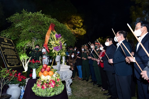 thu tuong pham minh chinh dang huong tuong niem dai tuong vo nguyen giap dspl 1 thu tuong pham minh chinh dang huong tuong niem dai tuong vo nguyen giap dspl 1