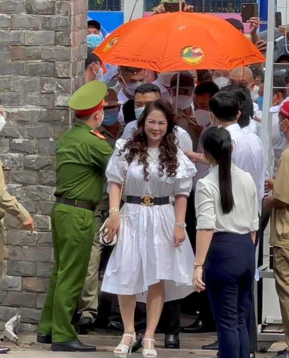 vu 9x cuong doat tien cua ba phuong hang phat 1 nam tu treo duoc hua tang 20 trieu dong2 vu 9x cuong doat tien cua ba phuong hang phat 1 nam tu treo duoc hua tang 20 trieu dong2