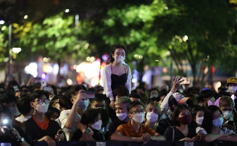 tp hcm bien nguoi san sat nhau o pho di bo nguyen hue cung chao don nam moi 2022 1
