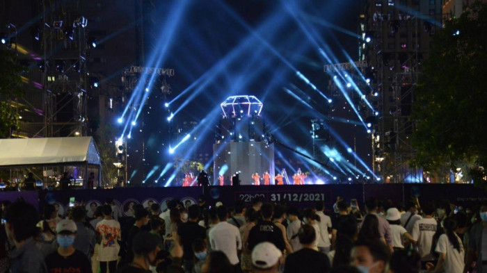 tp hcm bien nguoi san sat nhau o pho di bo nguyen hue cung chao don nam moi 2022 4