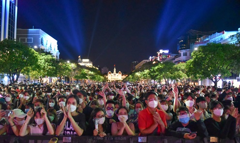 tp hcm bien nguoi san sat nhau o pho di bo nguyen hue cung chao don nam moi 2022 5