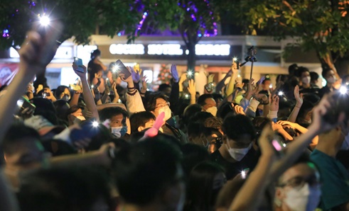 tp hcm bien nguoi san sat nhau o pho di bo nguyen hue cung chao don nam moi 2022 6