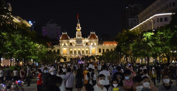 tp hcm bien nguoi san sat nhau o pho di bo nguyen hue cung chao don nam moi 2022 7