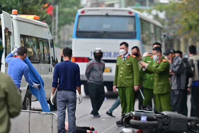 xe cho cong nhan va cham voi nguoi phu nu di xe may be 8 tuoi ngoi sau tu vong xe cho cong nhan va cham voi nguoi phu nu di xe may be 8 tuoi ngoi sau tu vong