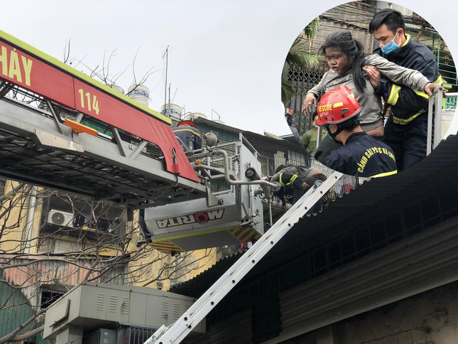 ha noi giai cuu thanh cong be gai bi mac ket tren tang tum ngoi nha bi chay ha noi giai cuu thanh cong be gai bi mac ket tren tang tum ngoi nha bi chay