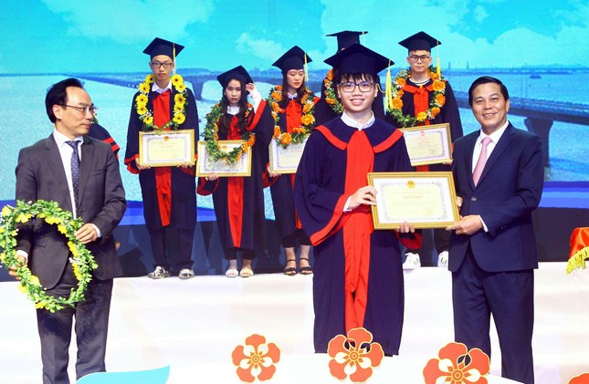 hai phong chi 1 7 ty dong de bieu duong 157 hoc sinh sinh vien xuat sac nam 2021 2 hai phong chi 1 7 ty dong de bieu duong 157 hoc sinh sinh vien xuat sac nam 2021 2