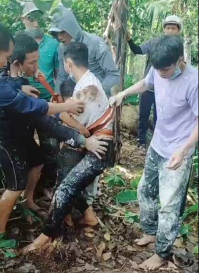 giai cuu chau be 6 tuoi bi roi xuong gieng nuoc sau hon 20m trong ray ca phe giai cuu chau be 6 tuoi bi roi xuong gieng nuoc sau hon 20m trong ray ca phe