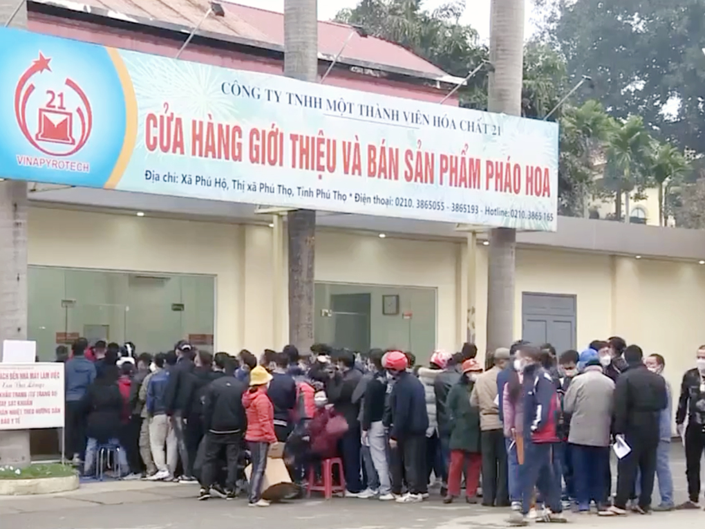 phao hoa khong no duoc cap phep de don giao thua nguoi dan ha noi mua tai dau