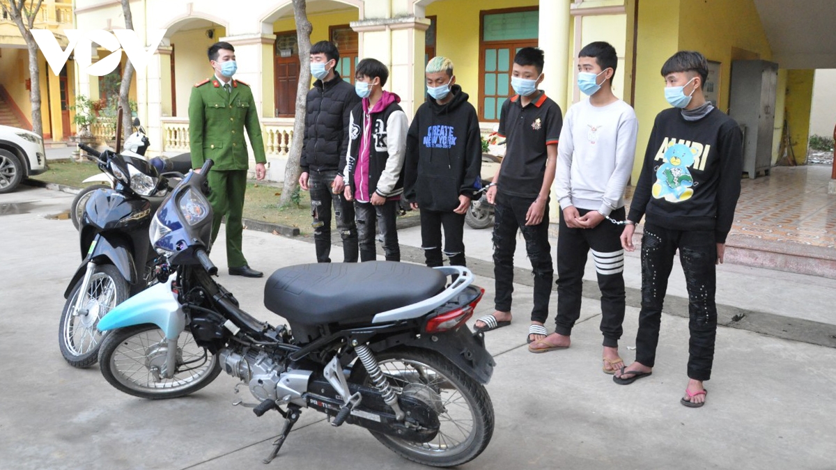 nhom tuoi teen manh dong ban bac gap ai di mot minh noi duong vang se chan cuop