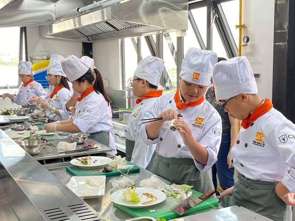 tphcm hoc sinh moi di hoc tro lai khong to chuc hoat dong ngoai truong