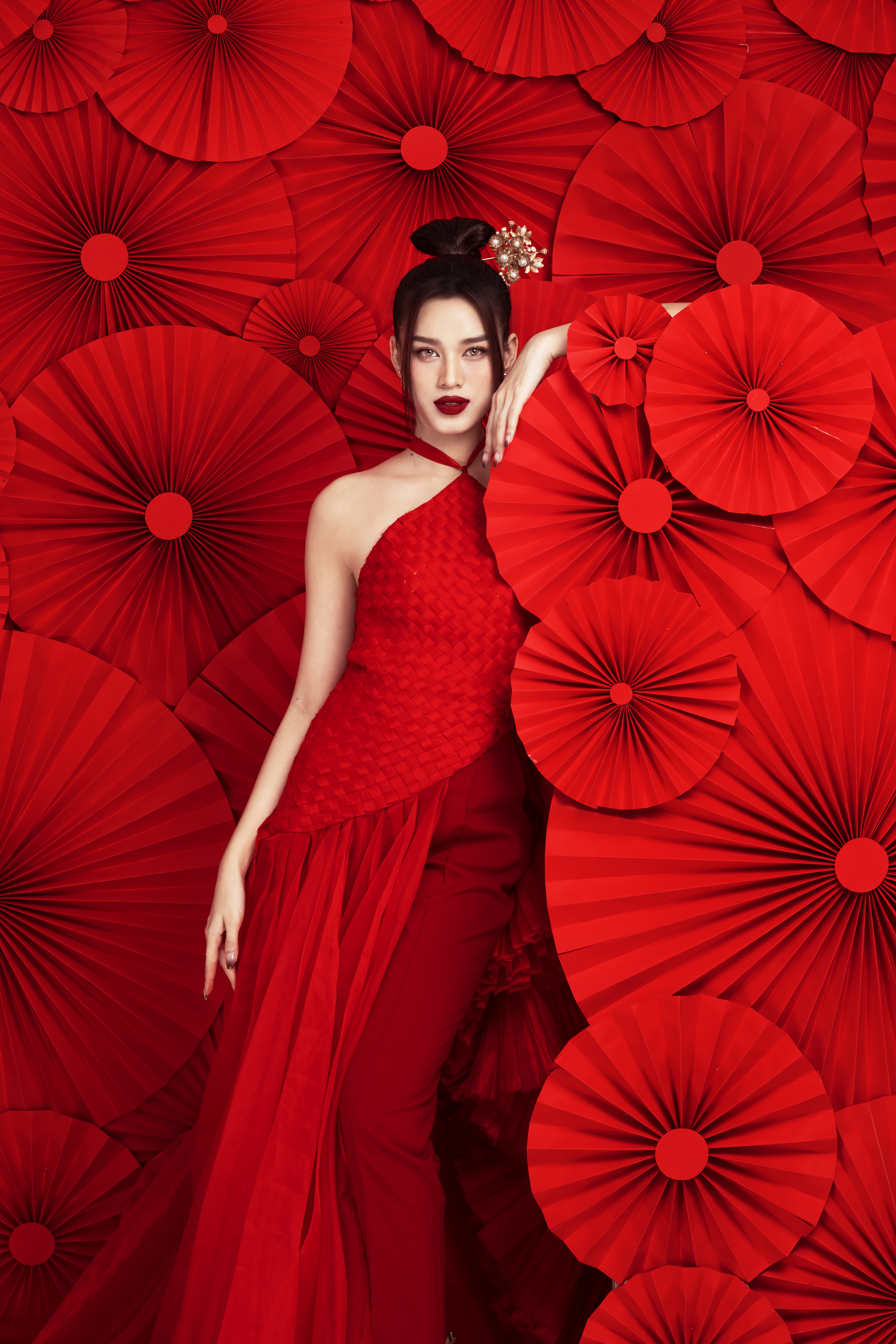 hoa hau do ha dien yem do khoe lung tran goi cam trong bo anh tet 2 hoa hau do ha dien yem do khoe lung tran goi cam trong bo anh tet 2