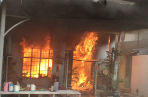 vu no binh gas ngay sang mung 1 tet con trai lao vao cuu bo me nhung danh bat luc vu no binh gas ngay sang mung 1 tet con trai lao vao cuu bo me nhung danh bat luc