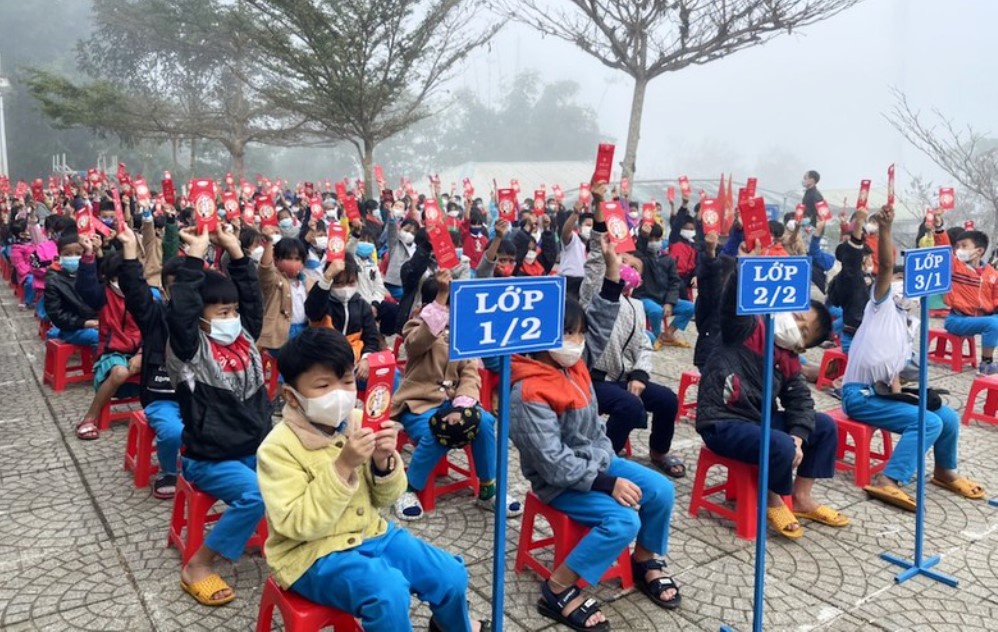 quang nam thay giao mang li xi cho gan 10 000 hoc sinh o reo cao dinh ngoc linh quang nam thay giao mang li xi cho gan 10 000 hoc sinh o reo cao dinh ngoc linh