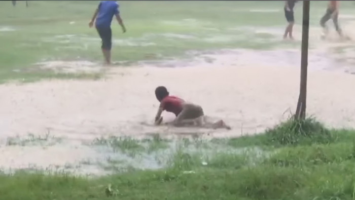 theo anh trai di da bong giua troi mua lanh be trai 5 tuoi dot ngot tu vong theo anh trai di da bong giua troi mua lanh be trai 5 tuoi dot ngot tu vong