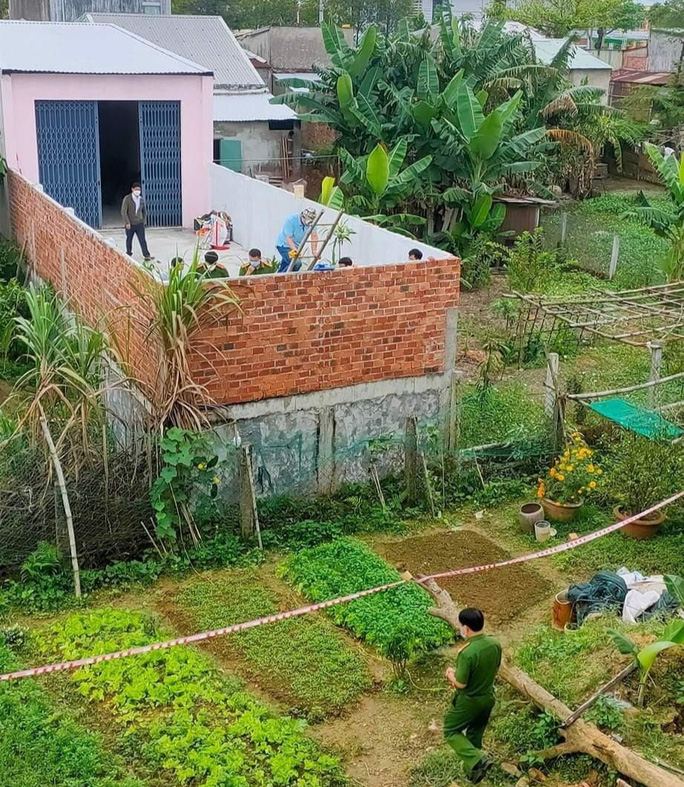 vu nam thanh nien bi truy duoi roi tu buc tuong cao 5m tam giu hinh su 1 doi tuong