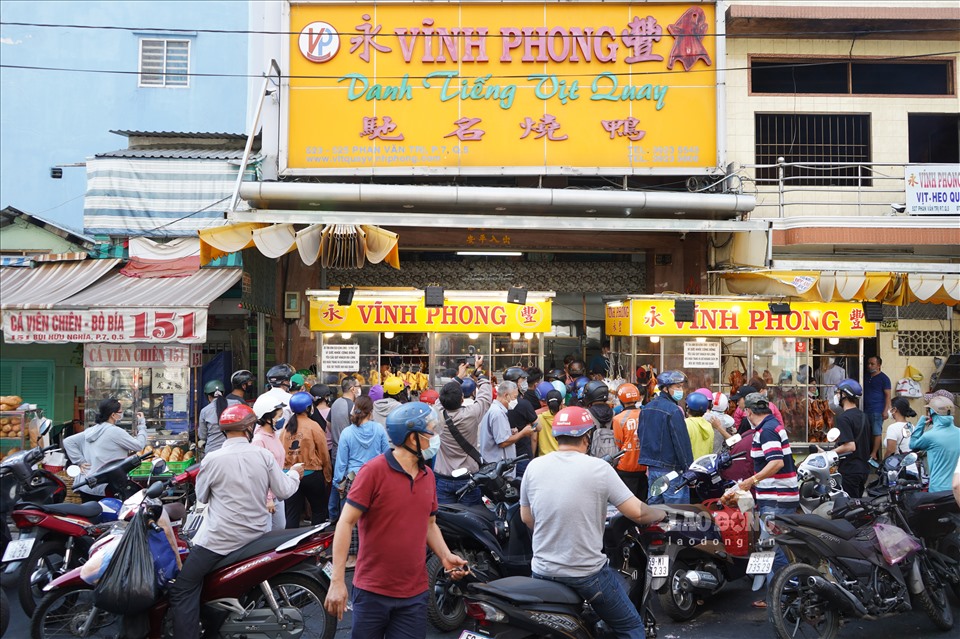 tp hcm heo quay ban toi tap ngay via than tai nguoi dan xep hang dai cho mua 1