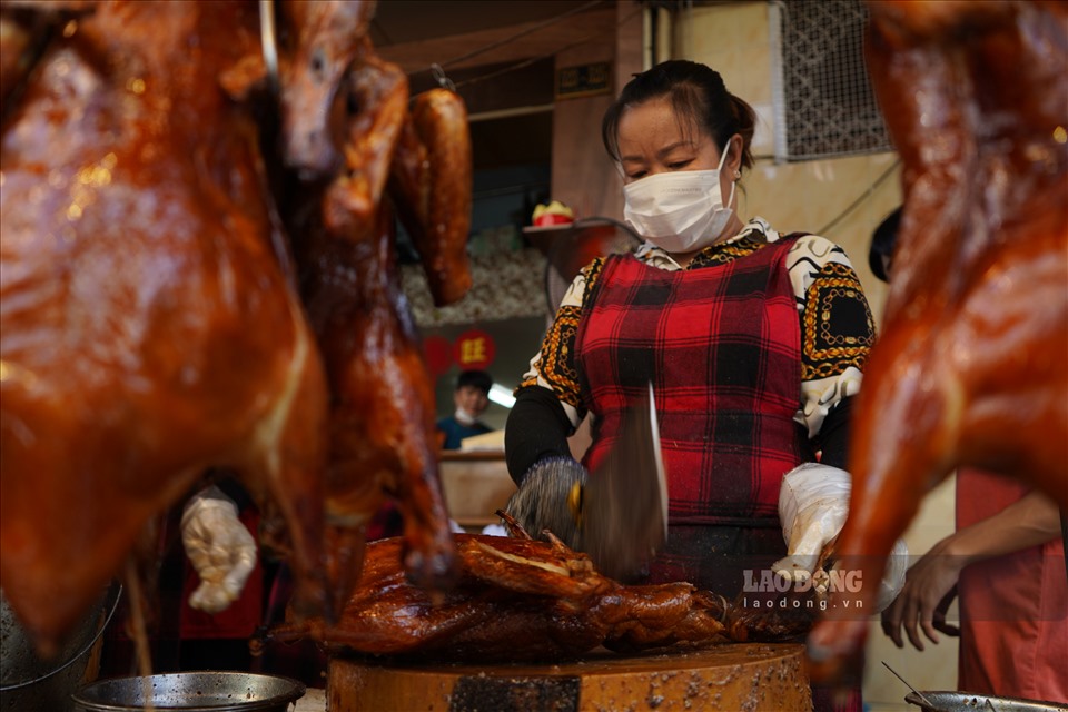 tp hcm heo quay ban toi tap ngay via than tai nguoi dan xep hang dai cho mua 2