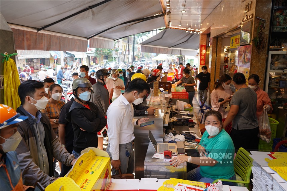 tp hcm heo quay ban toi tap ngay via than tai nguoi dan xep hang dai cho mua 3