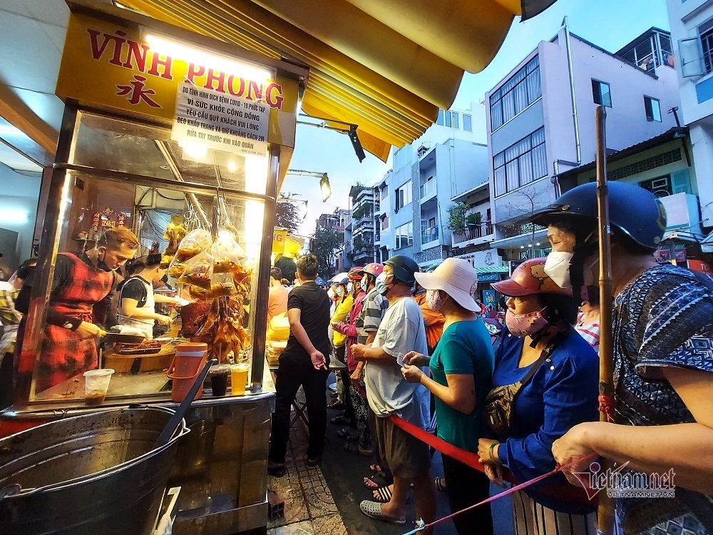 tp hcm heo quay ban toi tap ngay via than tai nguoi dan xep hang dai cho mua 5