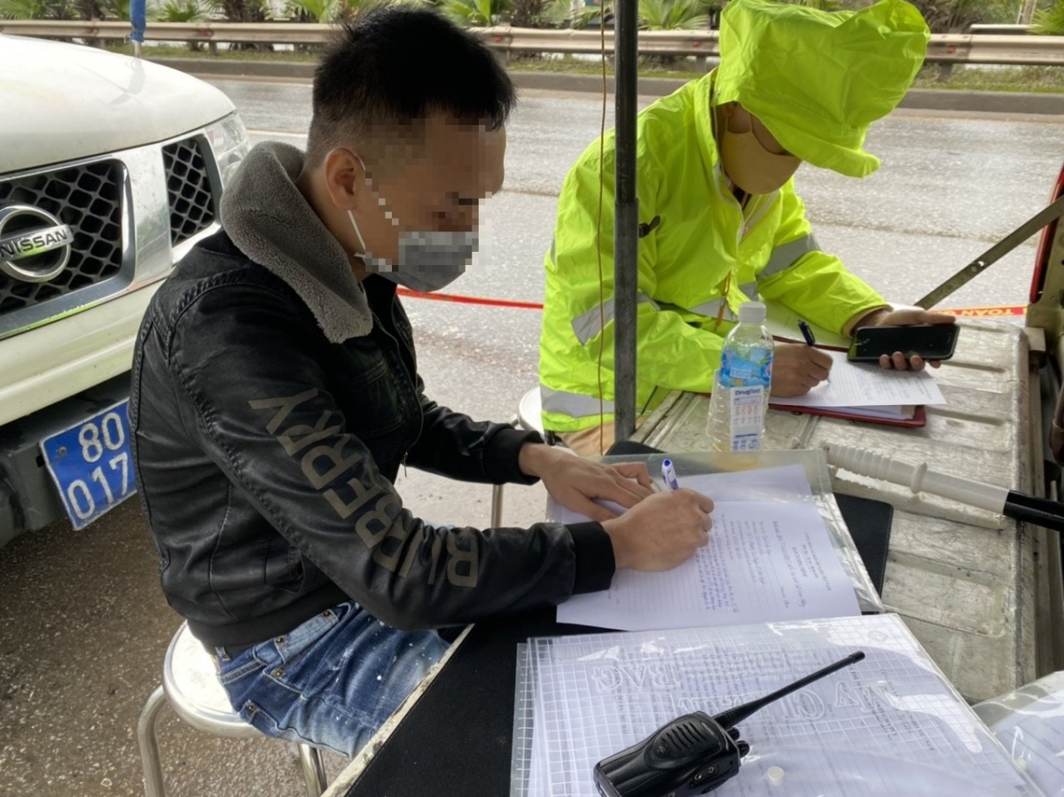 tai xe duong tinh voi ma tuy sau tiec sinh nhat bi phat den 40 trieu dong