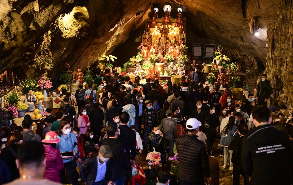 hang nghin nguoi do ve chua huong di le trong ngay dau khai hoi 21