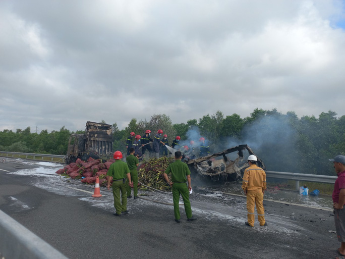 xe tai cho ngo boc chay ngun ngut tren cao toc da nang quang ngai 4