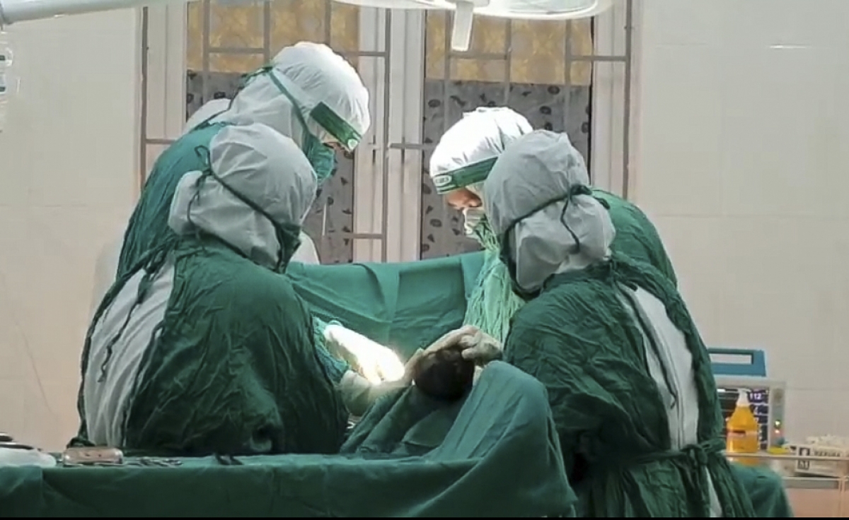 kip thoi cuu song me con san phu nguy kich mac covid 19 o dien bien