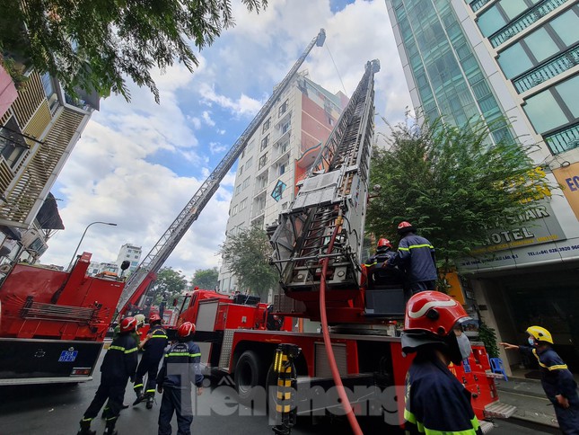 tphcm giai cuu 3 nguoi mac ket trong dam chay o khach san tphcm giai cuu 3 nguoi mac ket trong dam chay o khach san