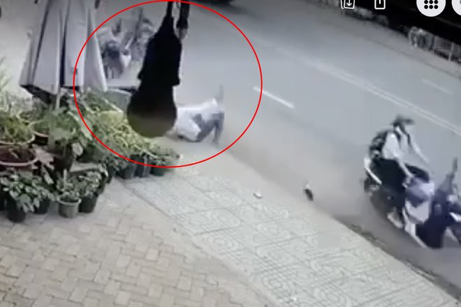 bi giat dien thoai nu sinh lop 11 dap nga ten cuop vang xuong duong
