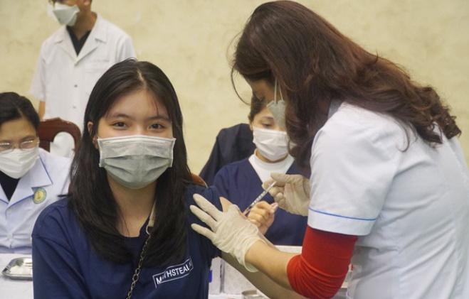 quang binh so ca cong dong vuot 2000 ca ngay khong de sot doi tuong tiem vaccine